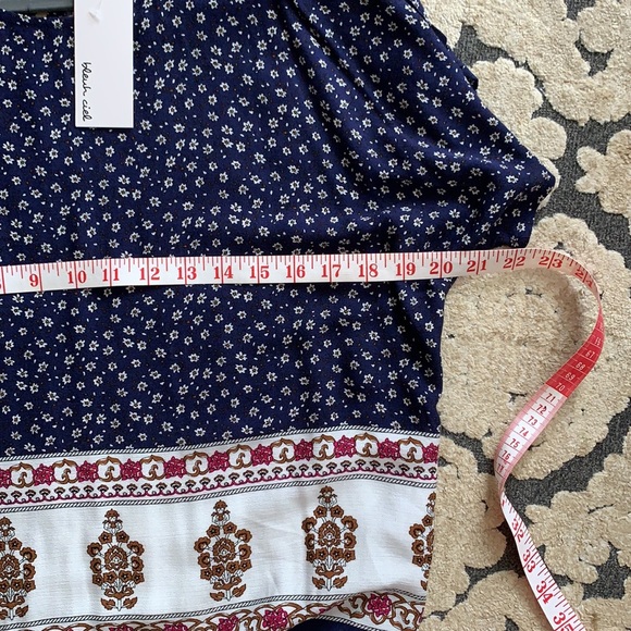 Top with open shoulder and flowy look. Very boho! - Picture 5 of 8